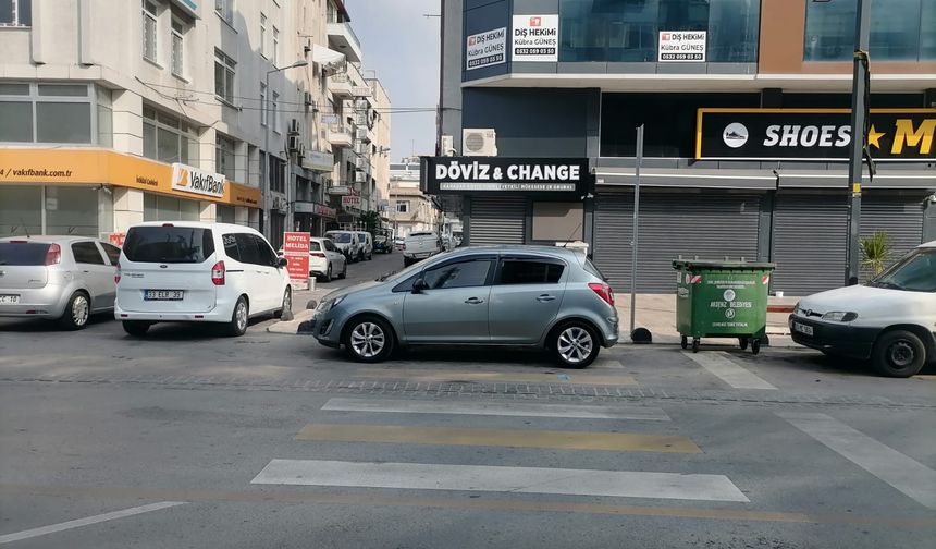 Mersin’de yaya geçitlerine araç park edilmesi, tepkilere neden oluyor