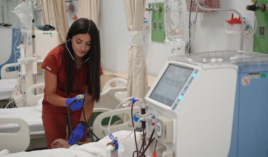 Bir elinde hayat bir elinde direksiyon: Hem hemşire hem ralli pilotu
