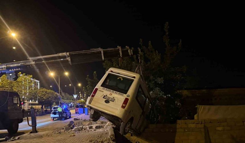 Iğdır’da kaza yapan yolcu minibüsü bahçe duvarında asılı kaldı