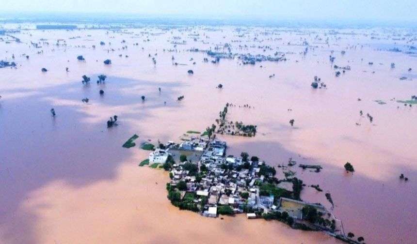 Pakistan’da yüzlerce köyde sel: 22 kişi öldü, 600 bin kişi tahliye edildi