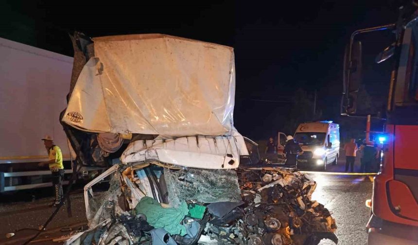 Samsun’da kamyonet park halindeki tıra çarptı: 1 ölü, 1 yaralı