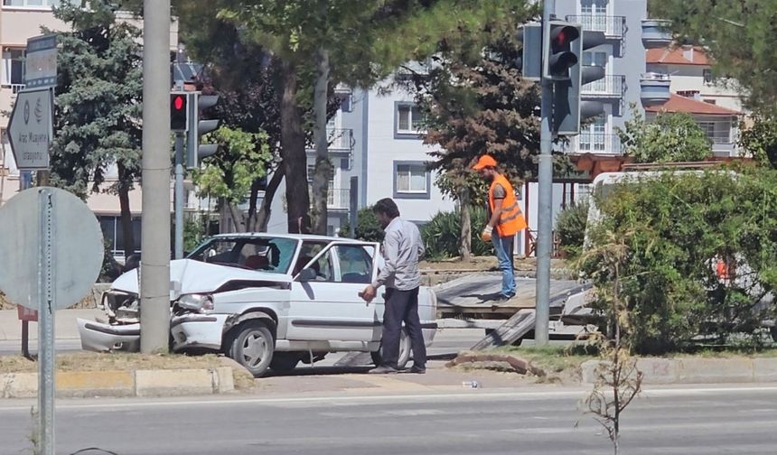 Sinop’ta otomobil aydınlatma direğine çarptı: 1 yaralı