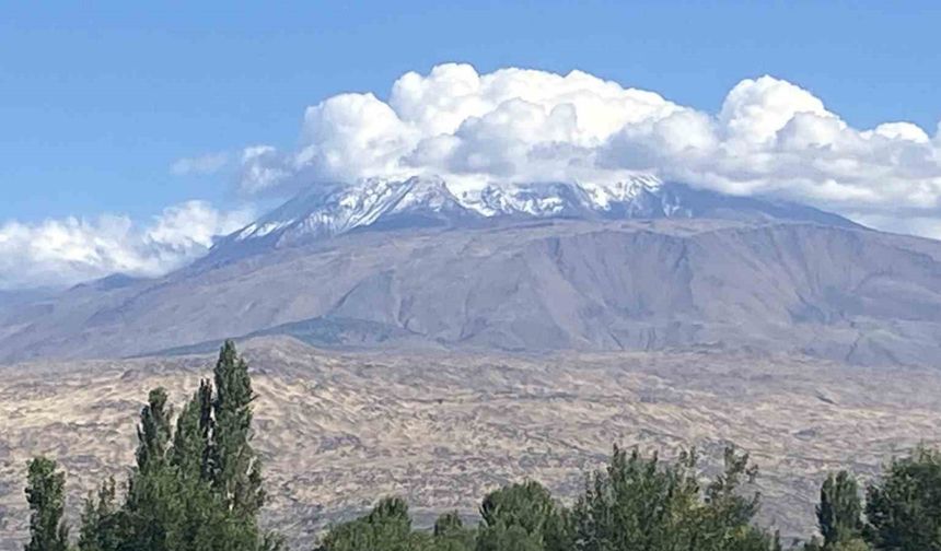 Ağrı Dağı’na mevsimin ilk karı yağdı