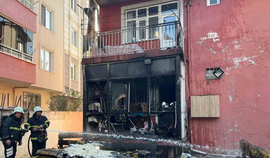 Balkonda çıkan yangın eşyaları küle çevirdi