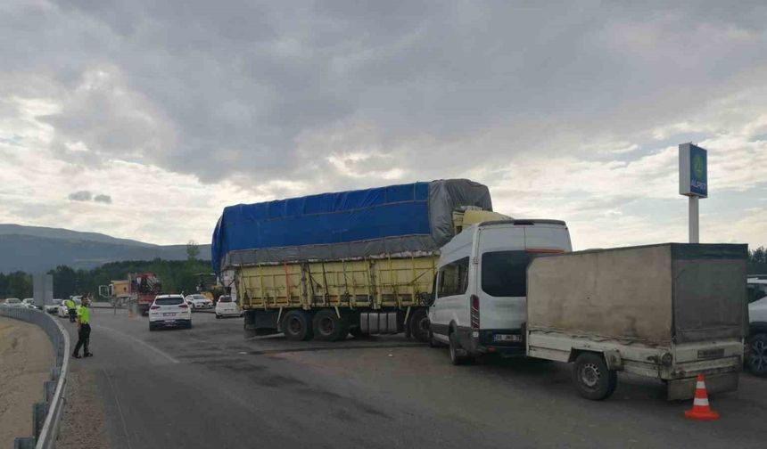 Fındık işçilerini taşıyan minibüs ile kamyon çarpıştı: 8 yaralı