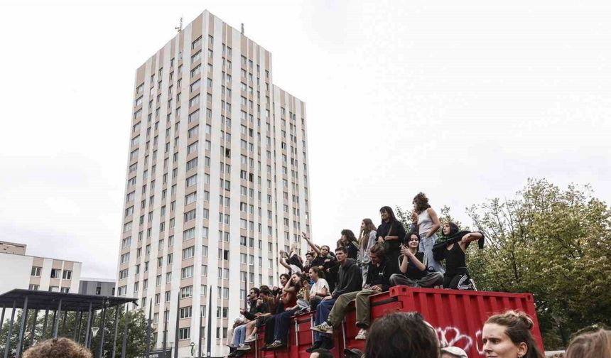 Fransa’da hükümetin kemer sıkma politikasına yönelik protestolarda 675 gözaltı