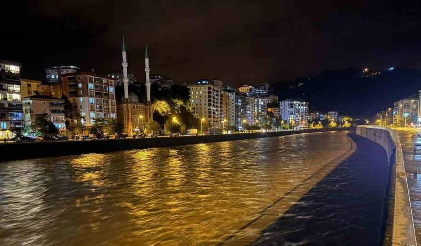 Giresun’da sağanak yağış hayatı olumsuz etkiledi