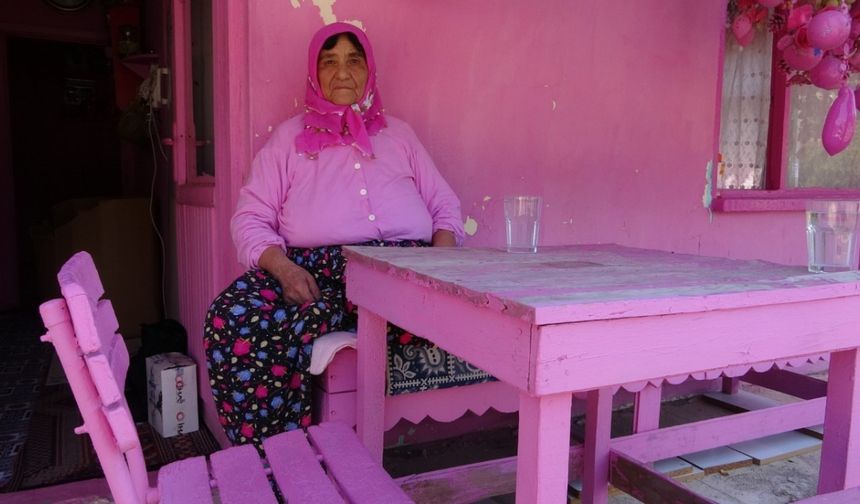 Isparta’nın pembe renk tutkusuyla bilinen ’Barbie Teyzesi’ pembe evine mahkum kaldı