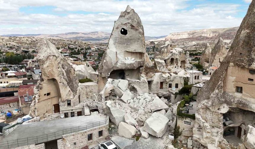 Kapadokya’da peribacası yıkıldı