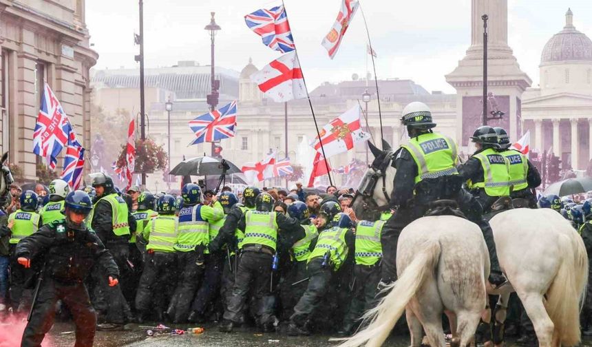 Londra’da 150 bin kişilik göçmenlik karşıtı "Krallığı Birleştir" protestoları