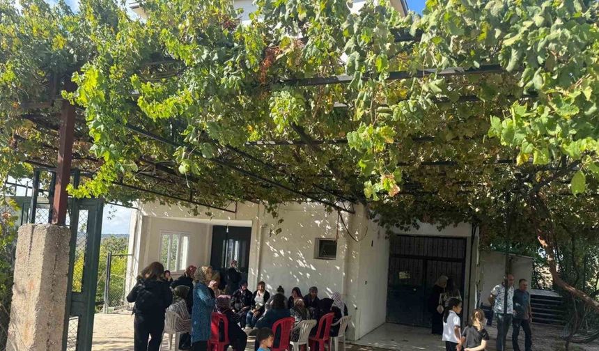 Şehit astsubayın Osmaniye’deki babaevine Türk bayrağı asıldı