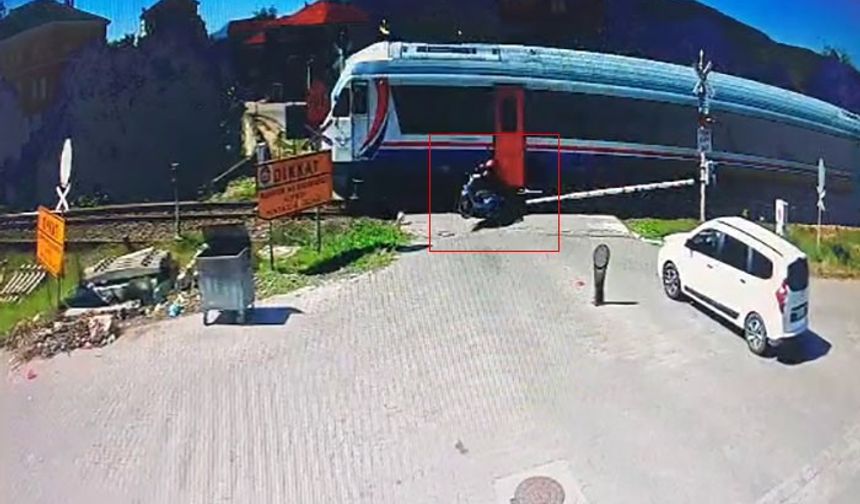 Yolcu treni hemzemin geçitte motosiklete çarptı