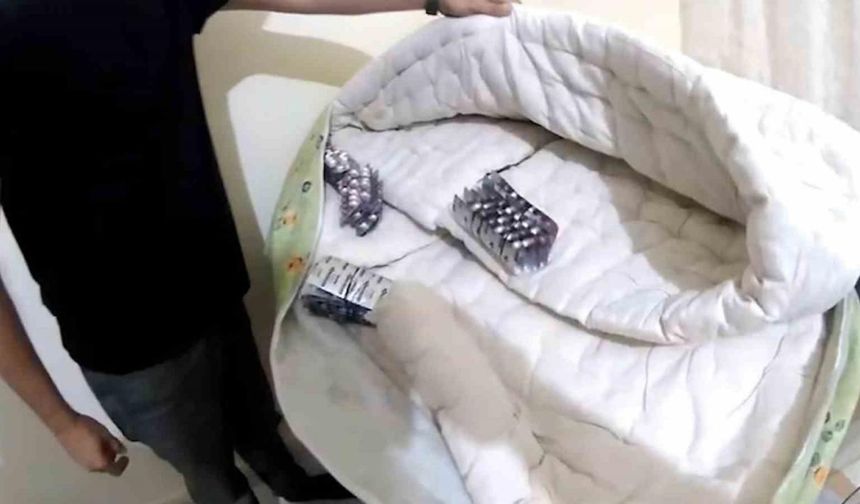 Yorganın arasına gizlediği uyuşturucu haplarla yakalanan 19 yaşındaki şüpheli tutuklandı