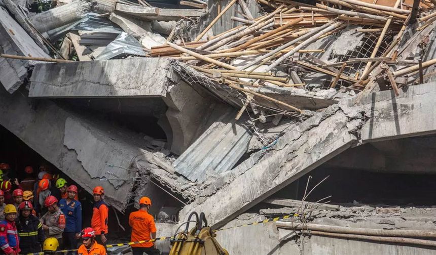 Endoneyza’da yatılı okul çöktü: 3 ölü, 38 kişi enkaz altında