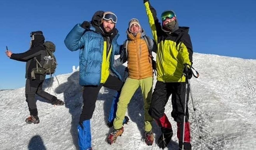 Ağrı Dağı’nda dağcılar zirveye ulaştı