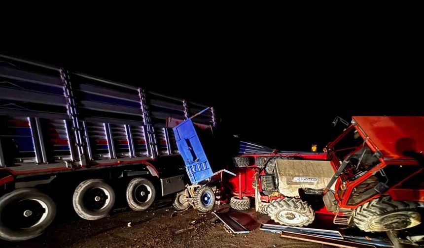 Babaeski’de tır ile traktör çarpıştı, yol trafiğe kapandı