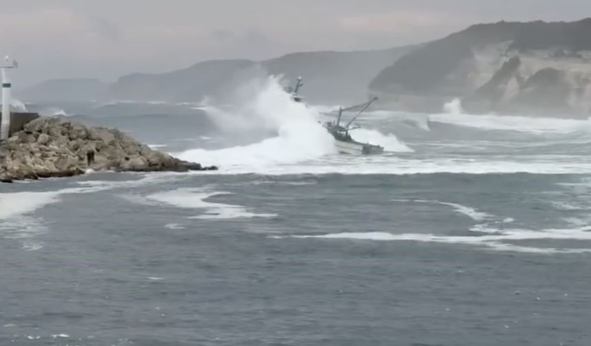 Balıkçı teknesinde dev dalgalarla mücadelesi: Kıyıköy’de yürekleri ağza getiren anlar