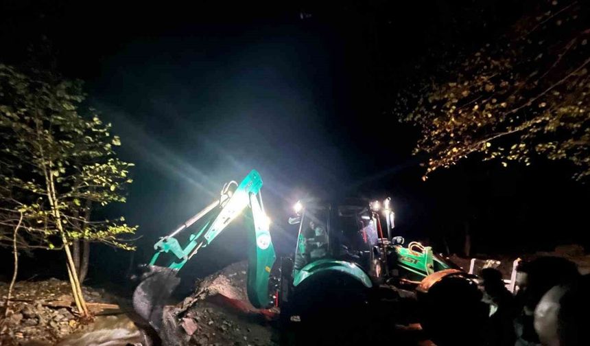 Borçka Karagöl’de dere taştı: Mahsur kalan ziyaretçileri ekipler kurtardı