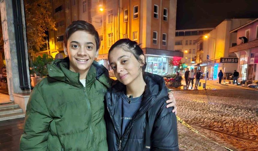 Depremde ölümden döndüler: "Kardeşimi enkazın altında kaldı sandım"