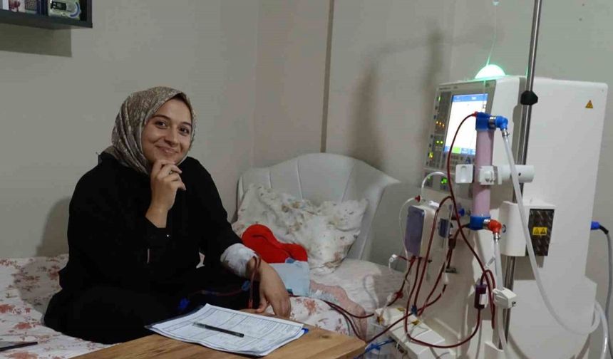 Evinde kendi diyalizini kendisi uyguluyor