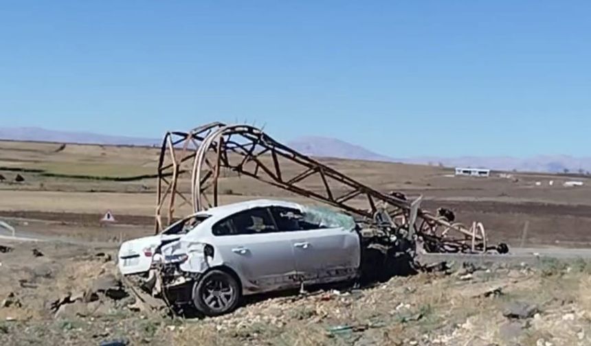 Kontrolden çıkan otomobil elektrik direğini devirdi: 1 yaralı