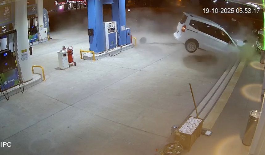 Mardin’de faciadan dönüldü: Ticari araç benzin istasyonuna daldı, 2 kişi yaralandı