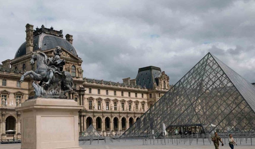 Paris’teki ünlü Louvre Müzesi’nde soygun paniği: Müze ziyaretçilere kapatıldı