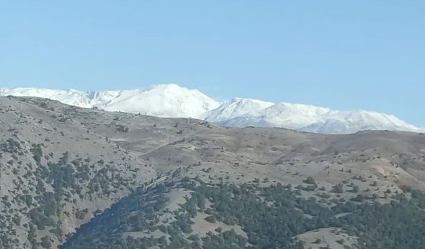 Tunceli’de Kırklar Dağı’na mevsimin ilk karı düştü