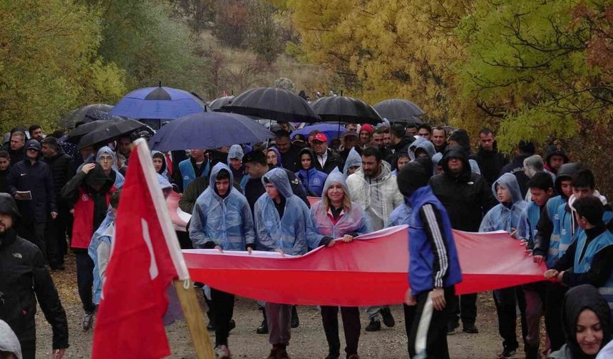 Yağmur altında İstiklal mücadelesi ruhunu yaşattılar