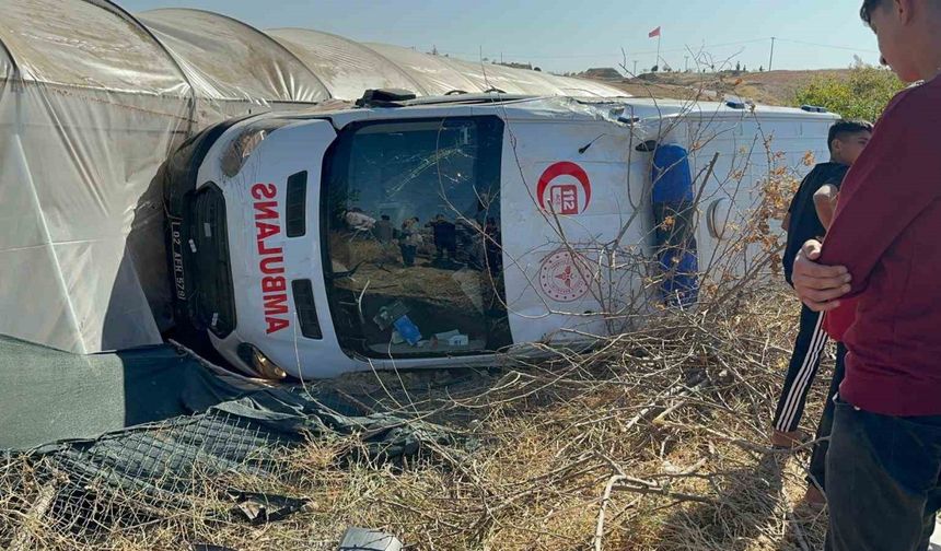 Yaralıları taşıyan ambulans ile otomobil çarpıştı: 8 yaralı