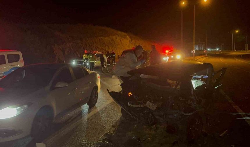 Yozgat’ta aydınlatma direğine çarpan otomobilin sürücüsü hayatını kaybetti