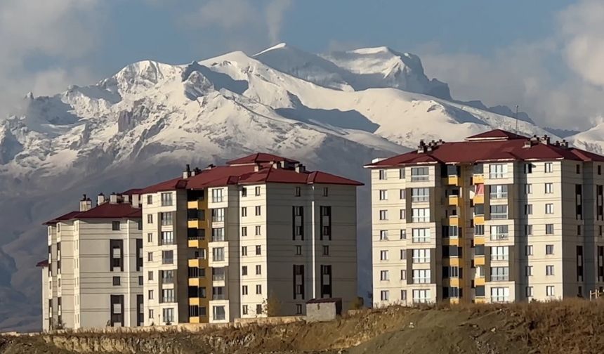 Yüksekova Cilo Dağı yeniden beyaza büründü