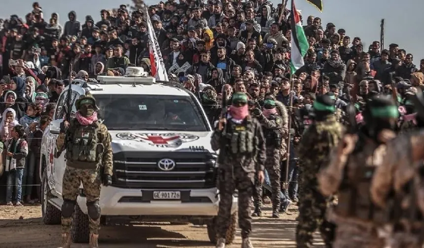 İsrail’in serbest bıraktığı mahkumları taşıyan ilk otobüs Gazze’ye ulaştı