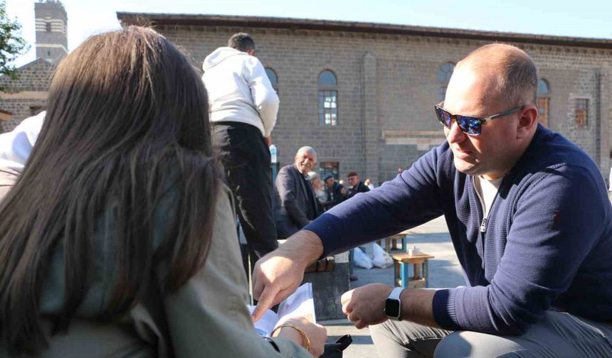 35 yıllık araçla Diyarbakır’ı karış karış geziyorlar