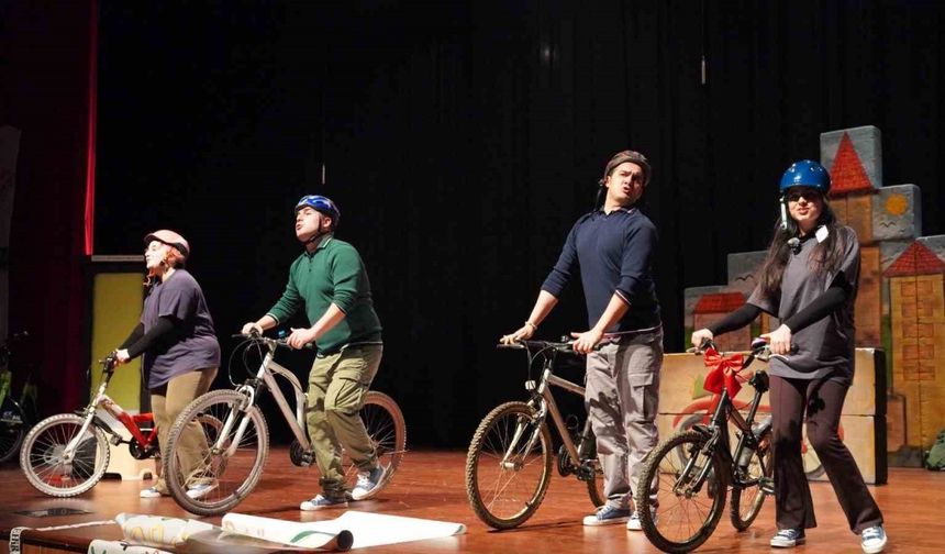 4 bin çocuğa ulaşacak "İki Teker Bir Rüya" oyunu sahneleniyor