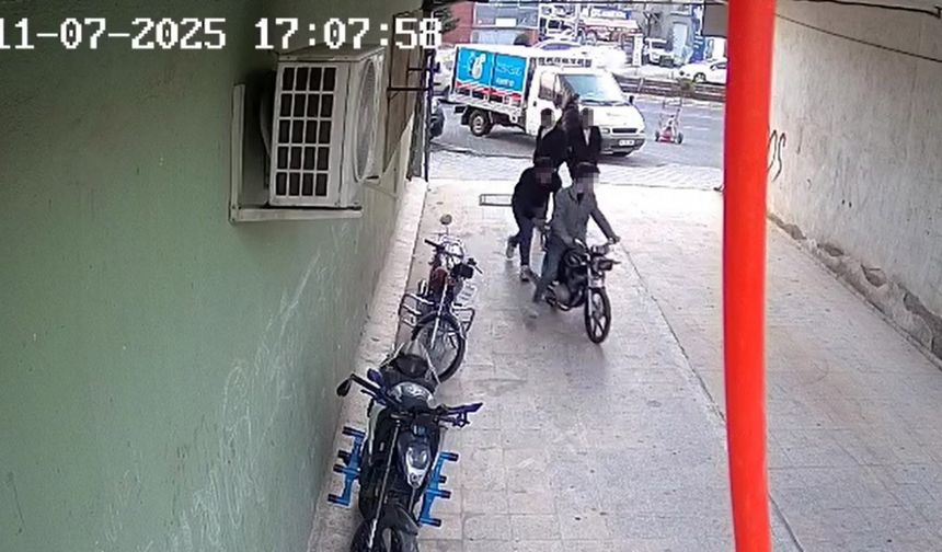 4 kişi bir motosikleti iterek çaldı