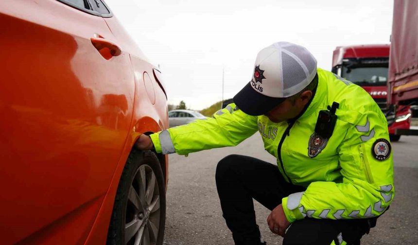 43 ilin geçiş güzergahında "zorunlu kış lastiği" denetimi: Araçlar tek tek durduruldu