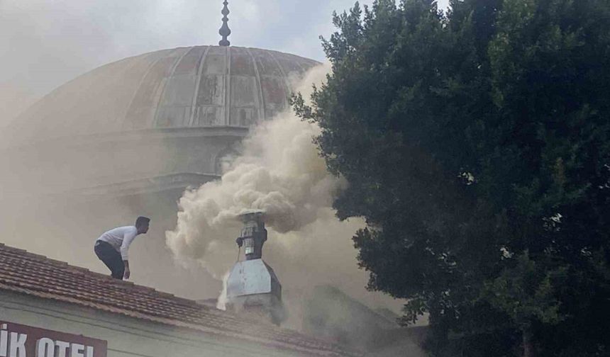Antalya’da restoran bacasındaki yangın sokağı dumana boğdu