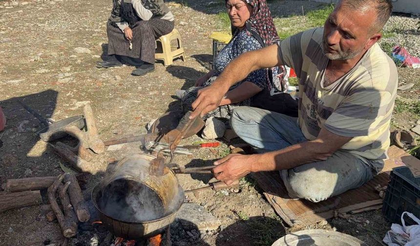 Ateşi eşi harlıyor, o kalaylıyor: Omuz omuza ekmek mücadelesi