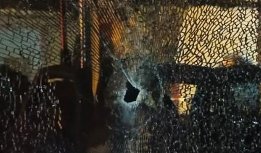 Çok sayıda yolcunun bulunduğu otobüse silahlı saldırı anı kamerada