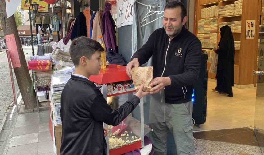 Dükkan önü kalabalık görünsün diye her gün 20 kilo patlamış mısır dağıtıyorlar