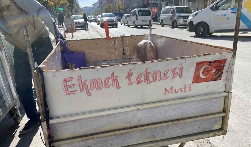 ‘Ekmek Teknesi’ yazılı el arabası ile her gün saatlerce atık malzeme topluyor