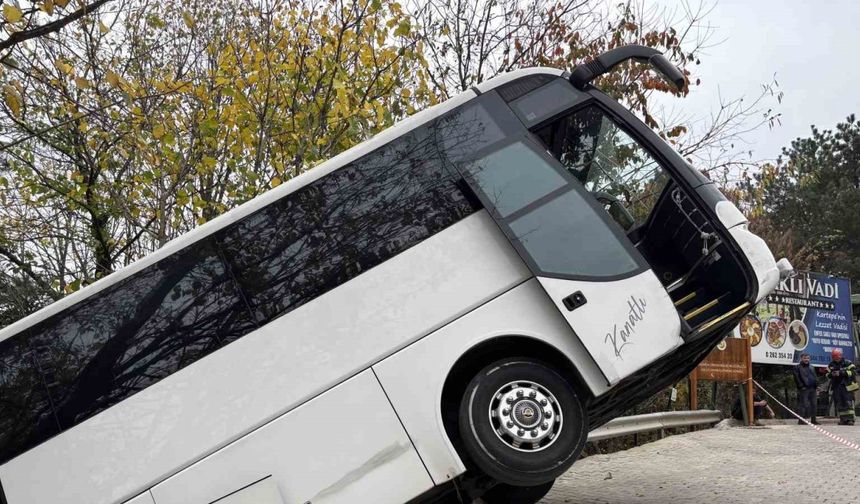 Facianın eşiğinden dönüldü: Tur otobüsü şarampole düştü