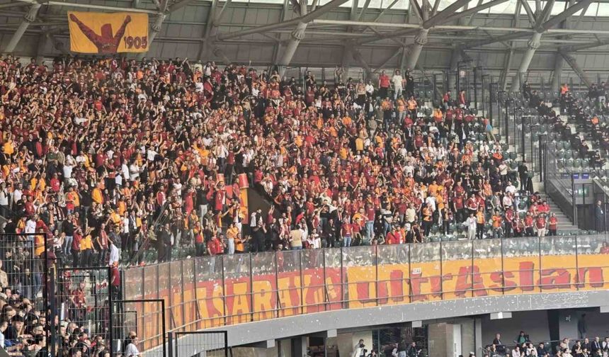 Galatasaray taraftarından Selçuk İnan tezahüratı
