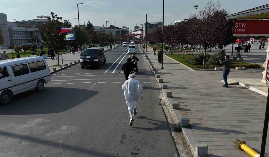 Hızlı giden motosikleti kazalara dikkat çekmek için kovaladılar