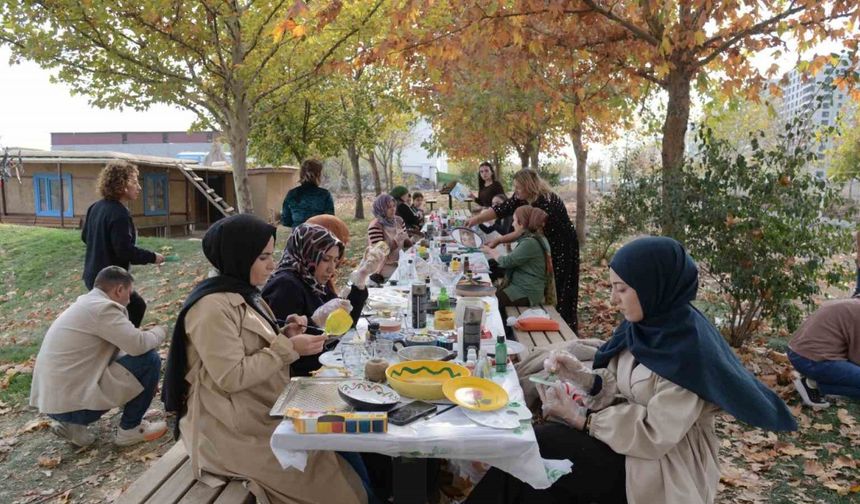 Kadınlar atölyede atıkları dönüştürüyor