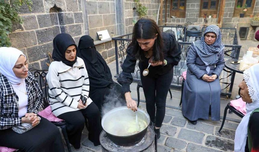 Kadınlar doğal şifa karışımlarını öğreniyor