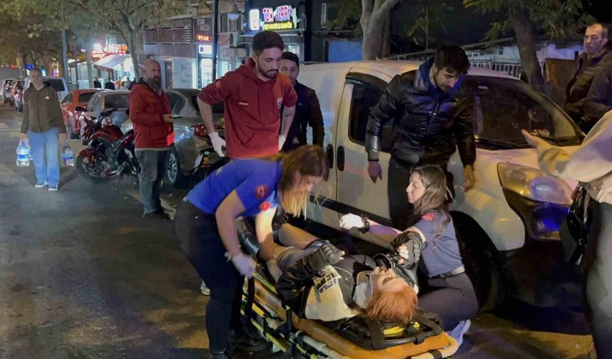 Kazaya karışan motosikletliye bakarken kaza yaptı