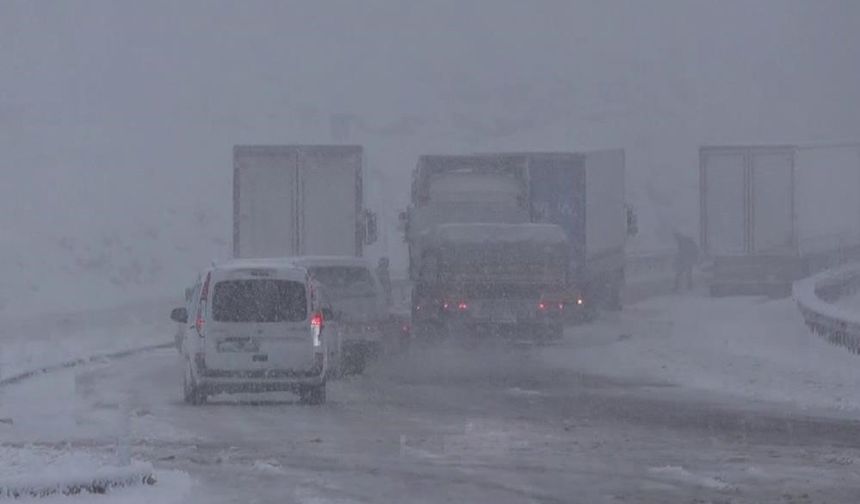 Kop Dağı Geçidi yeniden beyaza büründü