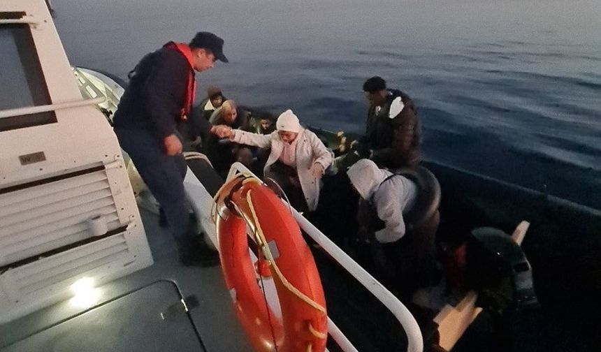 Kuşadası açıklarında 14 düzensiz göçmen yakalandı